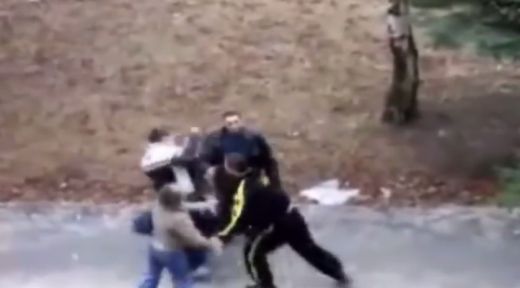 VIDEO: Divi pļēguri aizskar sievieti - viņas draugs efektīvi pārmāca pāridarītājus
