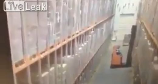 Vai kādam bija slikta diena darbā? Šim kungam noteikti bija vēl ļaunāka