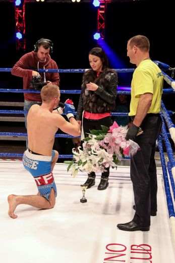 FOTO: Klondaika Fight Arena ietvaros sportists ringā bildina mīļoto sievieti