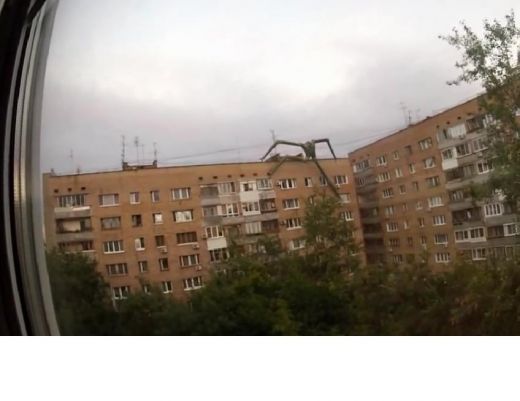 Kas tas?? Nofilmēta neticama radība uz Krievijas daudzdzīvokļu nama!