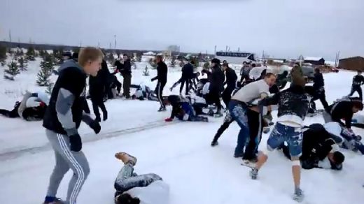 Izklaides Krievijā - masveida kautiņš starp Čeļabinskas un Jekaterinburgas iedzīvotājiem - VIDEO
