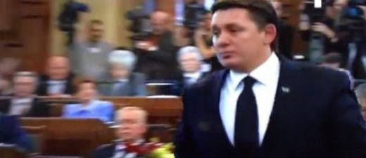 VIDEO: Artuss Kaimiņš nodod deputāta svinīgo zvērestu!