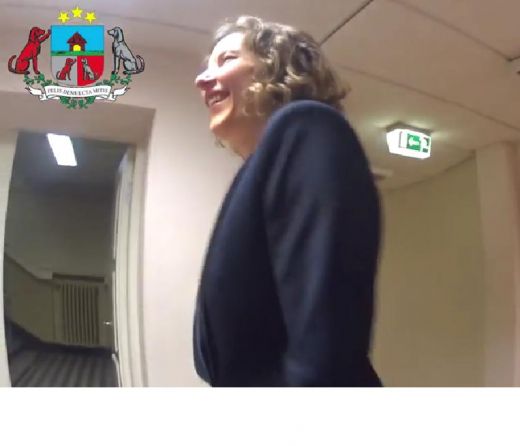 VIDEO:Artusa Kaimiņa pirmā diena Saeimā- 30eur sods, žurnālisti, ministri un pīpētava