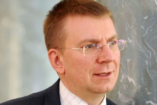 Kaspars Dimiters sacer skarbu dziesmu par nacionālo geju Rinkēviču