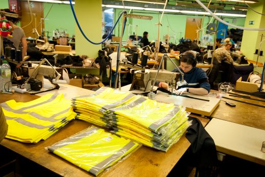 Ieslodzītie Latvijas gājēju drošībai uzšuvuši 500 atstarojošās vestes