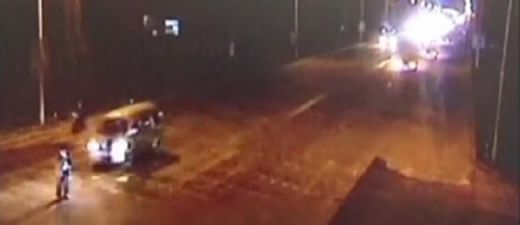 VIDEO: Šausmas! Vīrietis izdzīvo pēc tam, kad viņam pārbrauc 3 mašīnas
