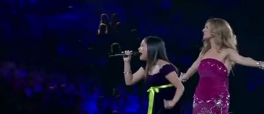 VIDEO: Viņa dzied kopā ar Selīnu Dionu, bet neviens negaidīja kaut ko tik fantastisku