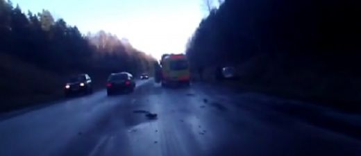 Aculiecinieka VIDEO: Notikusi vēl viena smaga avārija uz Latvijas ceļiem - šoreiz Tukumā