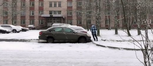 VIDEO: Elementāri! Kā sekundes laikā notīrīt sniegu no automašīnas