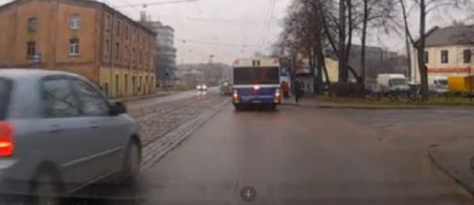 VIDEO: Sieviete Rīgā brauc pie sarkanās gaismas un gandrīz notriec gājēju