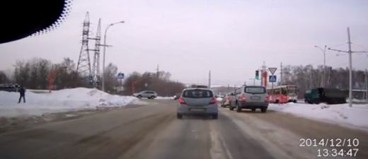 VIDEO: Kravas automašīna no sliedēm burtiski nones tramvaju