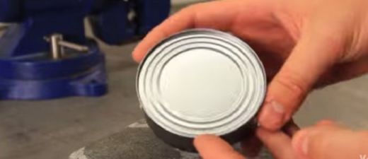 VIDEO: Kā ar kailām rokām atvērt konservu kārbu?