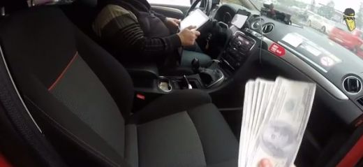 VIDEO: Latviešu puisis uz ielas piedāvā 1000 dolāru. Ko dara cilvēki?