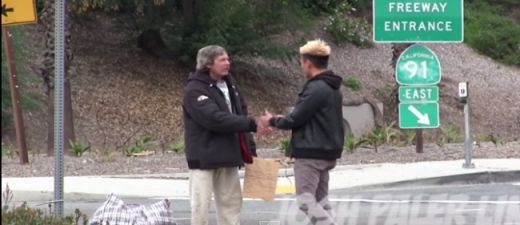 VIDEO: Bezpajumtniekam iedeva 100 dolārus un sekoja uz veikalu. Tu neticēsi tam, kas notika!