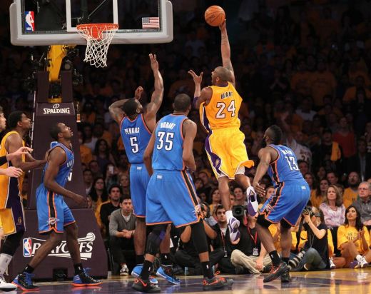 „Lakers” trešajā spēlē pārspēj „Thunder”