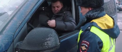 VIDEO: Divi krievu policisti internetu padara par smieklīgu un īpašu vietu