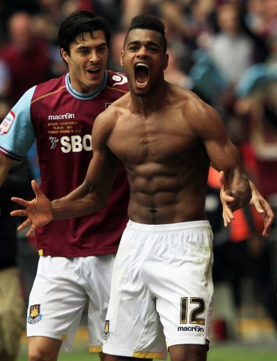 „West Ham” uzvar un atgriežas Premjerlīgā