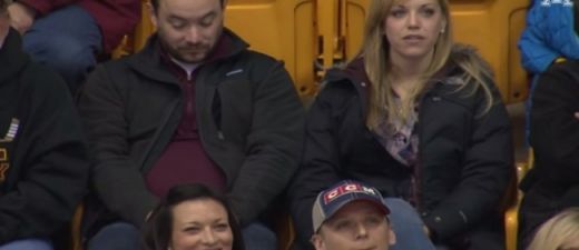 VIDEO: Kad kamera pievērsās šim pārim - viņš izvilka lapiņu. Kas tur bija rakstīts?