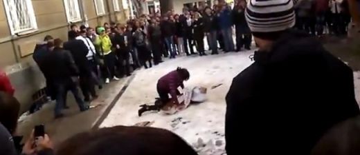 VIDEO: Skandāls! Skolēni iejauc spaisu skolotājas cigaretē!