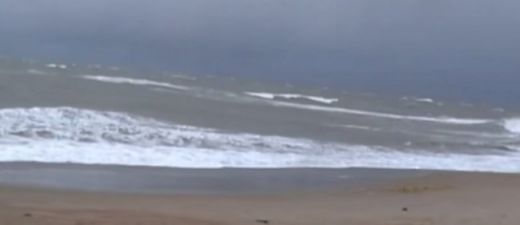 VIDEO: Iespaidīgi! Lūk, cik lieli viļņi vētras laikā bija Liepājas pludmalē