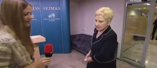 VIDEO: Šī politiķe pārspēj mūsējos ar savām angļu valodas NEzināšanām