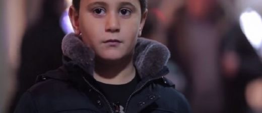 VIDEO: Kāda ir mazu zēnu reakcija, ja liek iesist meitenei?