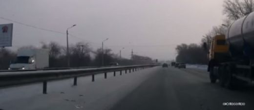 VIDEO: Iespaidīgs skats! KAMAZ saduras ar VAZ, notriec barjeru un aizdedzina GAZEL
