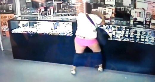 Karma? Sieviete - laupītāja zagšanas brīdī paliek bez biksēm - VIDEO