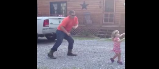 VIDEO: Ko izdarīja tētis, kad pārnāca mājās no darba?