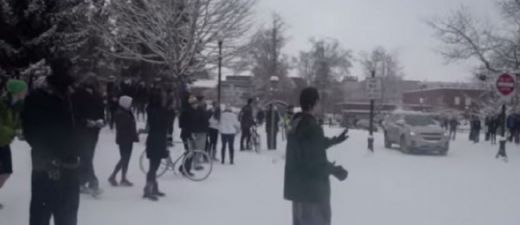 VIDEO: Vājprāts - neapmierināti studenti apskādē pasniedzēja auto