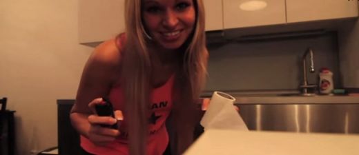 VIDEO: kas notiek, ja uz tualetes papīra uzpūš piparu gāzi?