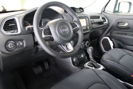 FOTO: Skaisti! Jaunais Jeep mazulis Renegade jau Latvijā