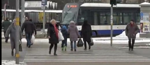 VIDEO: Šausmas! Juglā tramvajā nodur vīrieti
