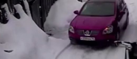 VIDEO: Sieviete, sīka konfilkta dēļ, vairākkārt ar auto pārbrauc pāri citai dāmai