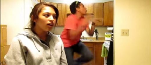 VIDEO: Meitene izlēma padziedāt kameras priekšā, bet rezultāts sanāca negaidīts