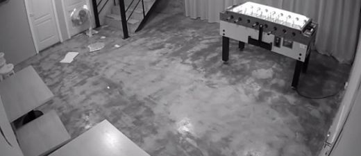 VIDEO: Vīrietis Jelgavā iesprūda tualetē. Ko viņš darīja?