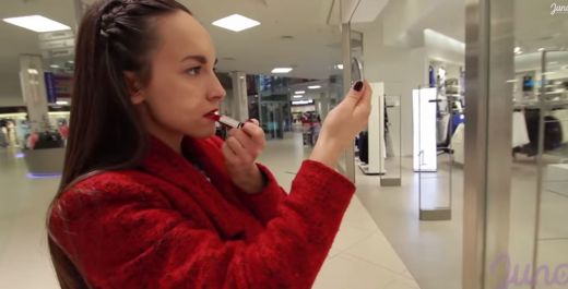 VIDEO: Smieklīgi! Meitene Rīgas iepirkšanās centrā lidinās pa gaisu!
