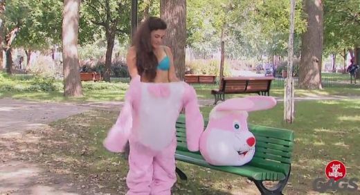 VIDEO: Kad viņa prasīja vīriešiem atvērt kostīmu, neviens negaidīja ko tādu!