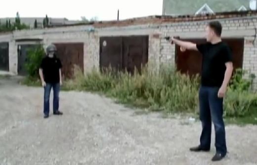 VIDEO: Šausmas! Vīrietis iešauj savam draugam galvā