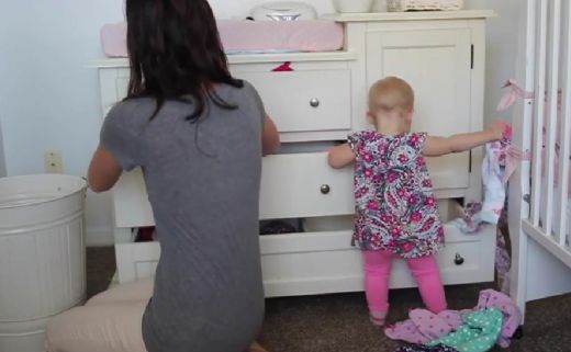 VIDEO: Kādēļ jaunās māmiņas NEVAR mājās neko izdarīt?