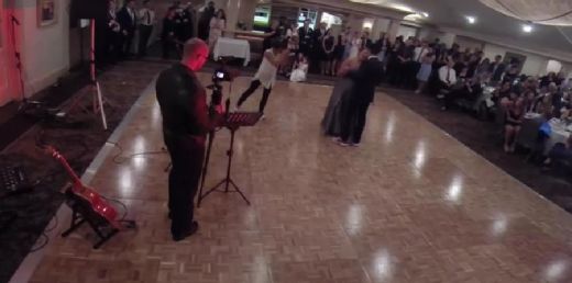 VIDEO: Māte teica dēlam, ka viņa māk dejot, bet viņš tikai pasmējās. Tālākais gan viņu šokēja!