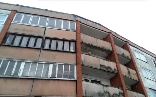 VIDEO: Pustraka tante bļaustās no balkona uz garāmgājējiem