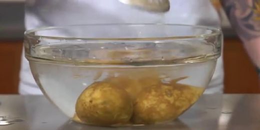 VIDEO: Super! Lūk, kā ar kailām rokām dažu sekunžu laikā nomizot kartupeli