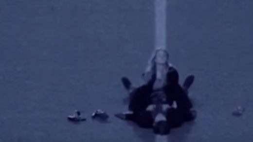 VIDEO: Pikanti! Pārīti pieķer nodarbojamies ar seksu futbola stadionā