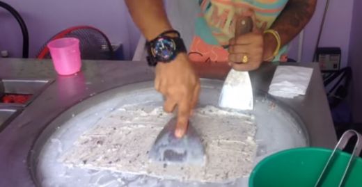 VIDEO: Neticami! Lūk, kā gatavo saldējumu Taizemē - oriģināli un ātri