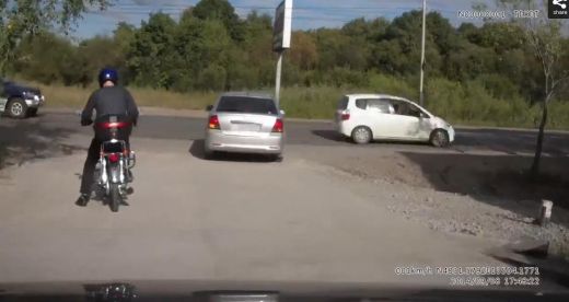 VIDEO: Klauns uz mopēda! Vīrieša nemākulība gandrīz beidzās ar tragēdiju