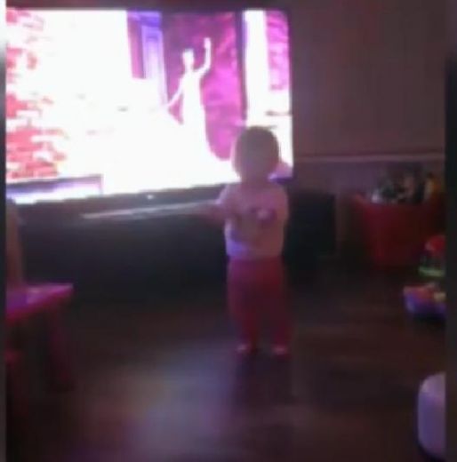 VIDEO: Spēj noticēt? Šo meiteni pa grīdu velk spoks! 