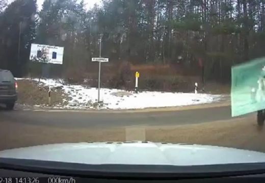 VIDEO: Kaimiņi malači! Lietuvas policisti izglābj zīdaiņa dzīvību