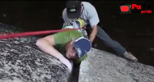 VIDEO: Pohains, apkakājies un novēmies čalis iesprūst starp klints bluķiem