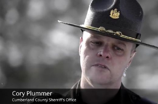 VIDEO: Šis video Tevi salauzīs… Policisti salutē sunim. Bet kādēļ?